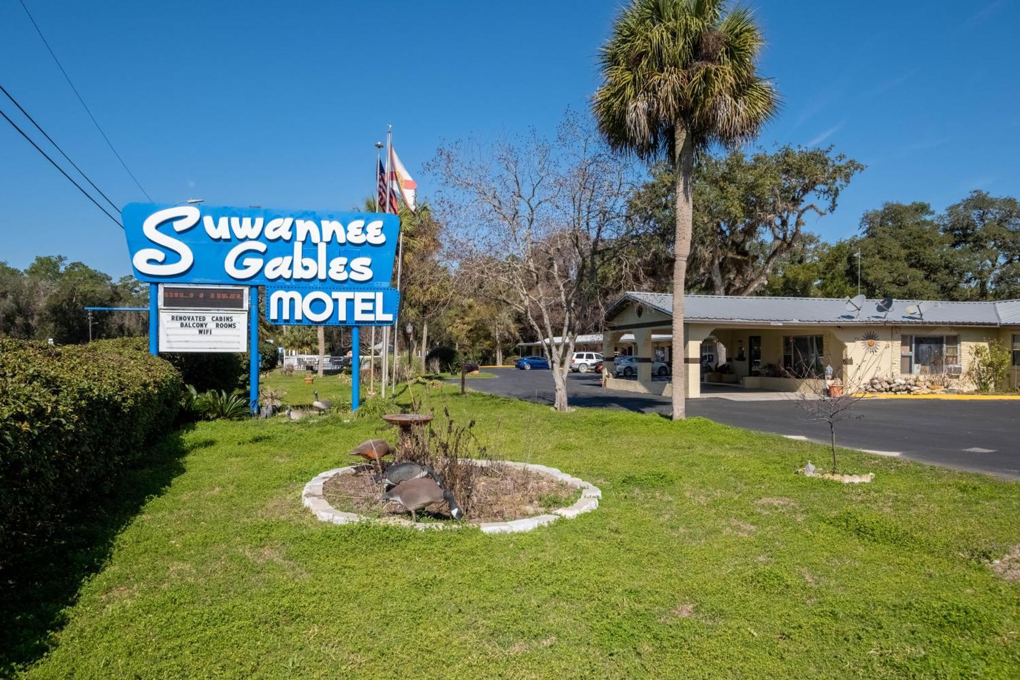 Suwannee Gables Hotel Old Town Exterior photo