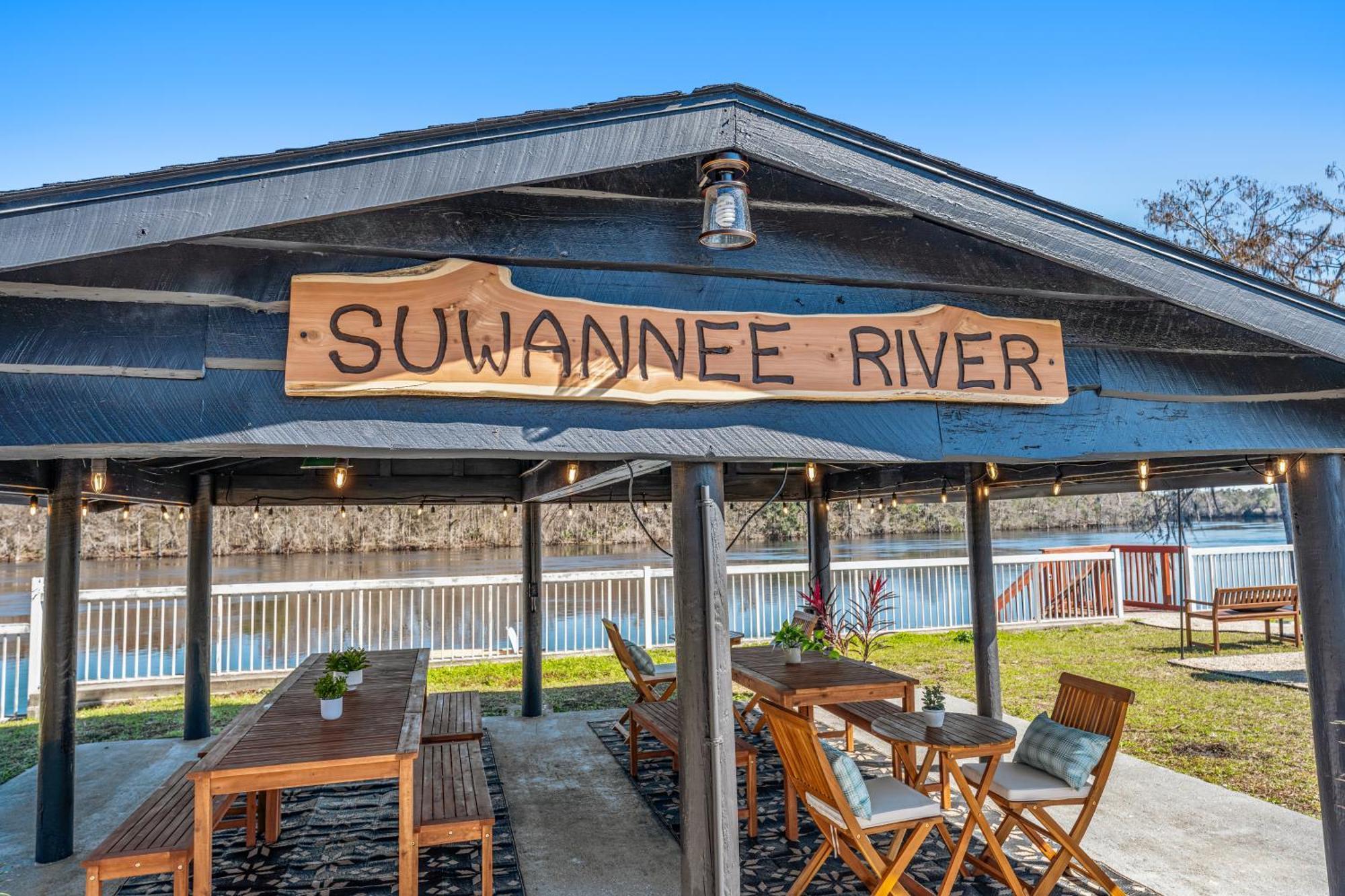 Suwannee Gables Hotel Old Town Exterior photo